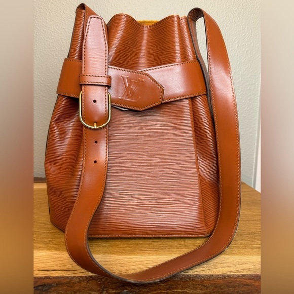 AUTHENTIC Louis Vuitton Epi Sac D’Epaule - Picture 7 of 9